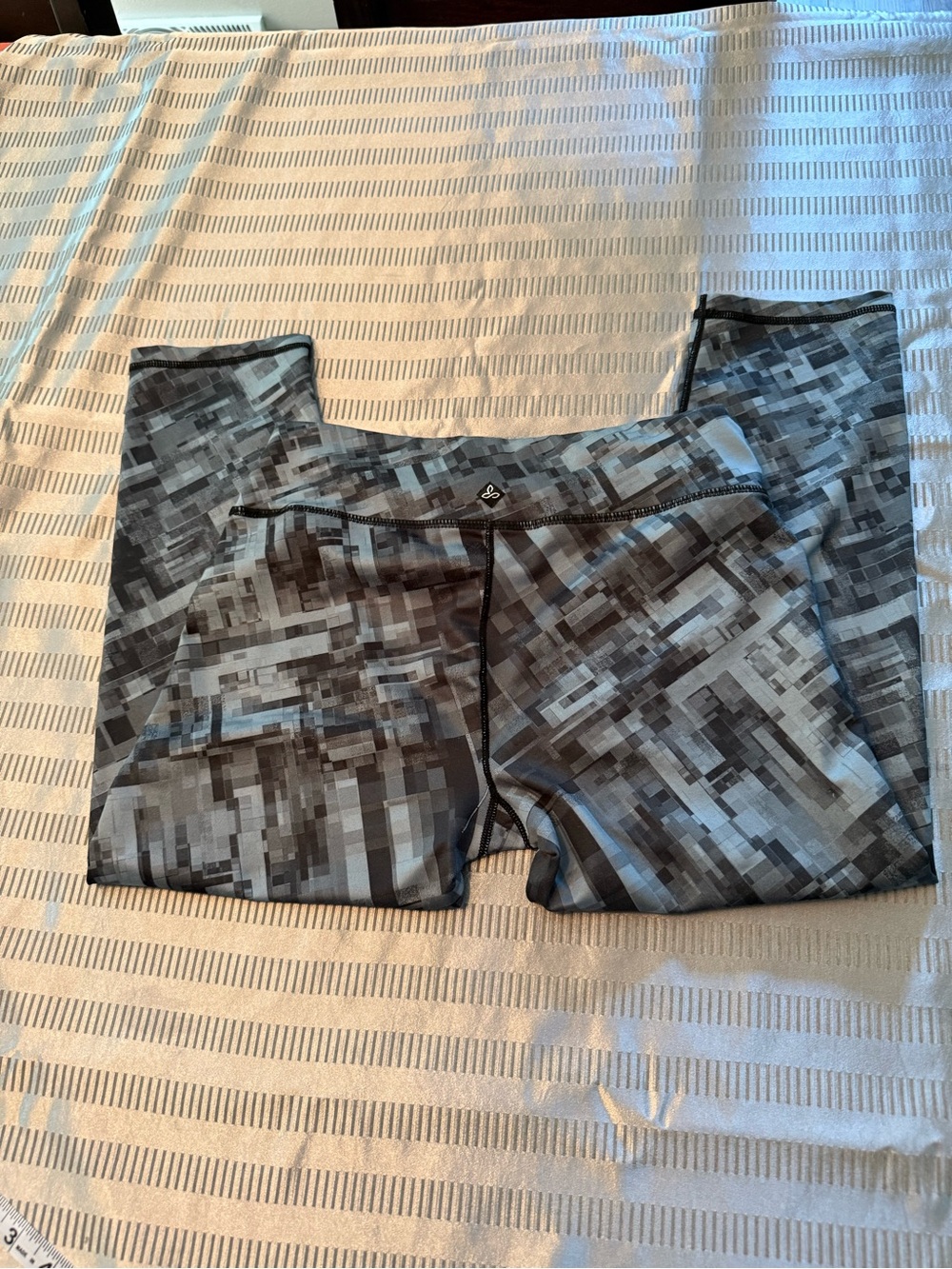 prAna Roxanne Crop Leggings Women’s M Charcoal Fractal Geometric Print